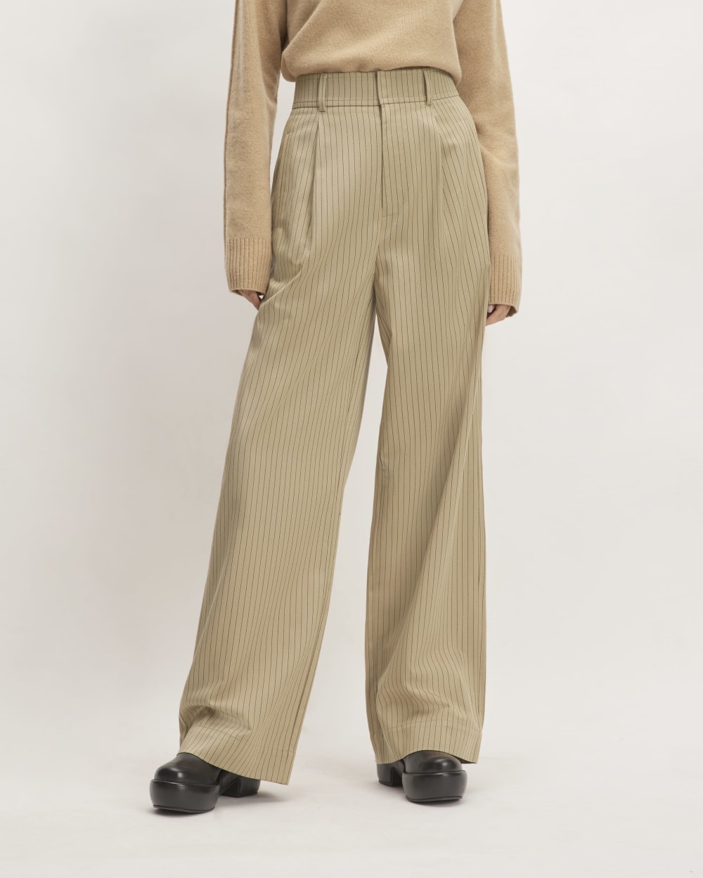 The Draper Pleated Pant in Buttersmooth in Cornstalk / Black — detail view
