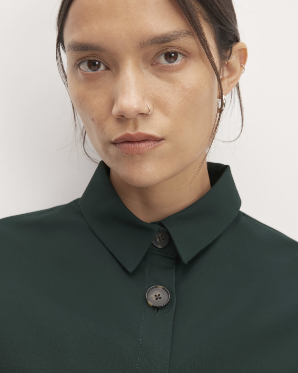 The Structured Cotton Cropped Shirt in Scarab — detail view