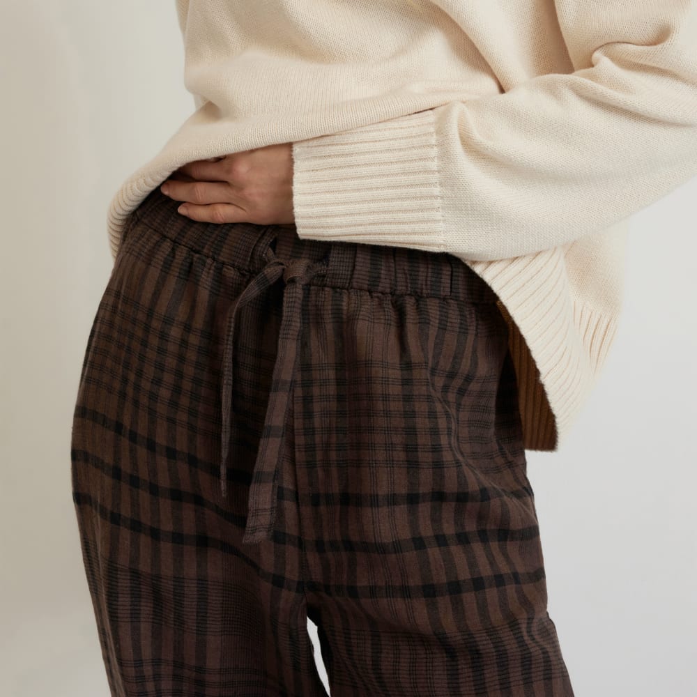The Linen Pull-On Barrel Pant in Chocolate Brown / Black — detail view