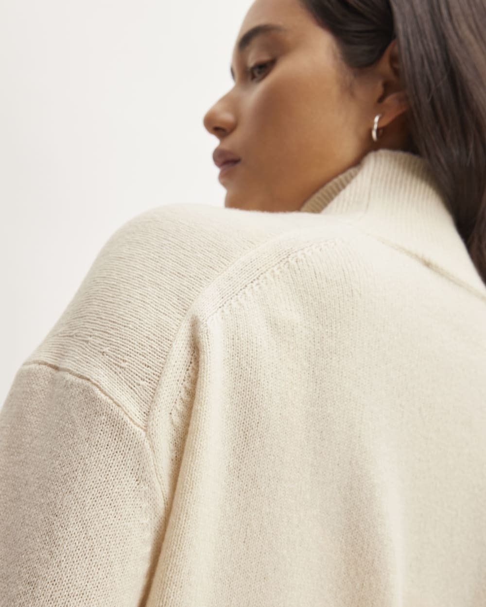 The Cashmere Oversized Turtleneck in Bone — detail view