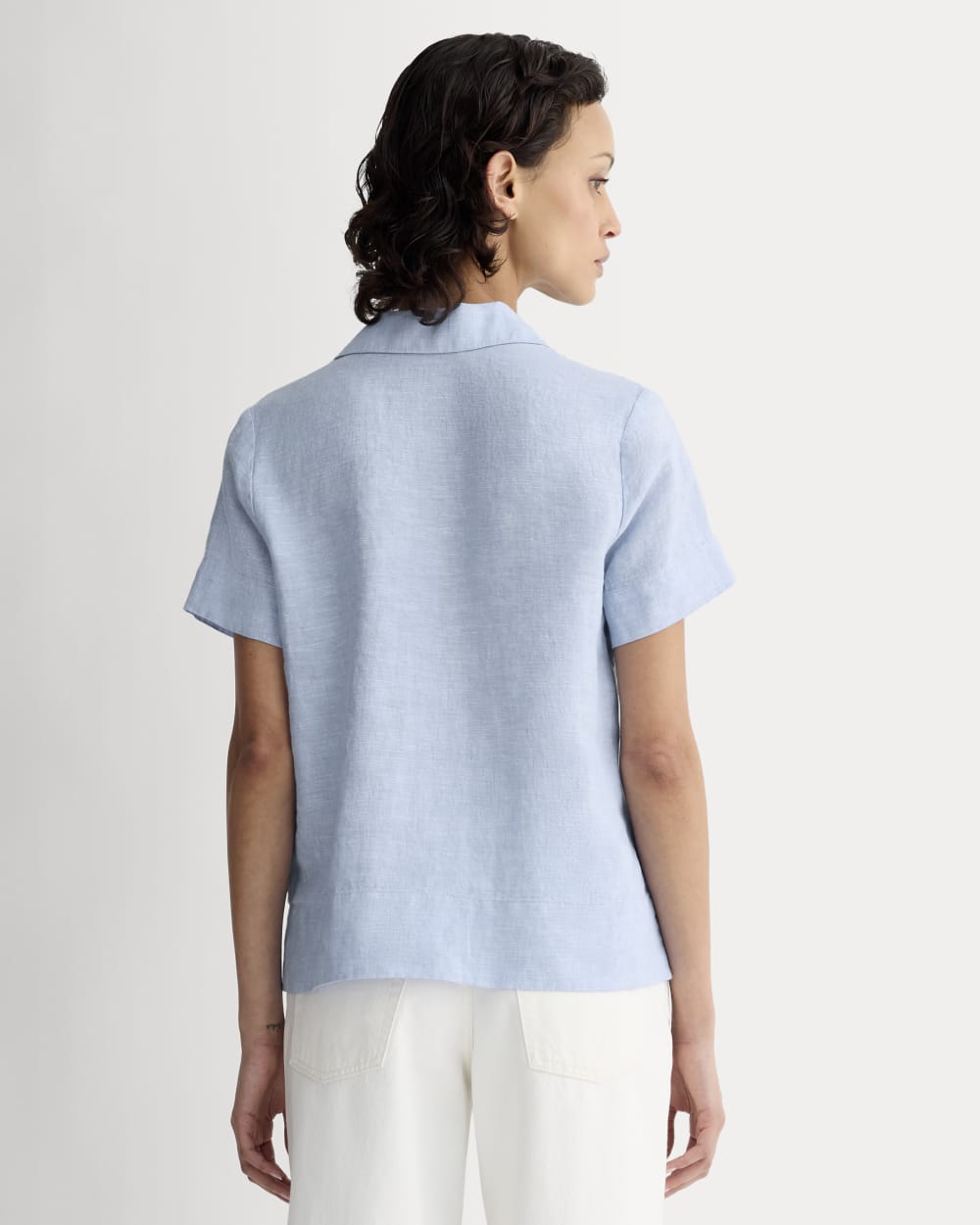 The Notch Shirt in Linen in Light Blue — detail view