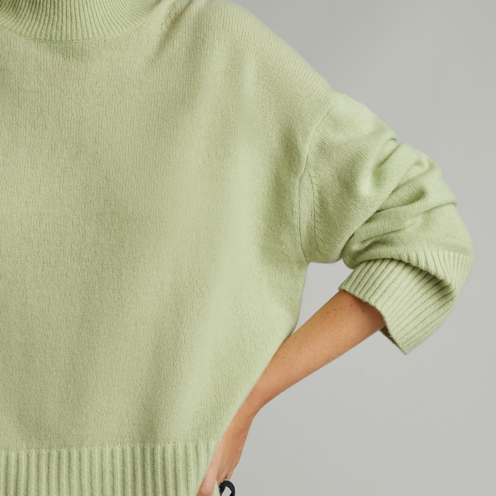The Cashmere Oversized Turtleneck in Seafoam Green — detail view