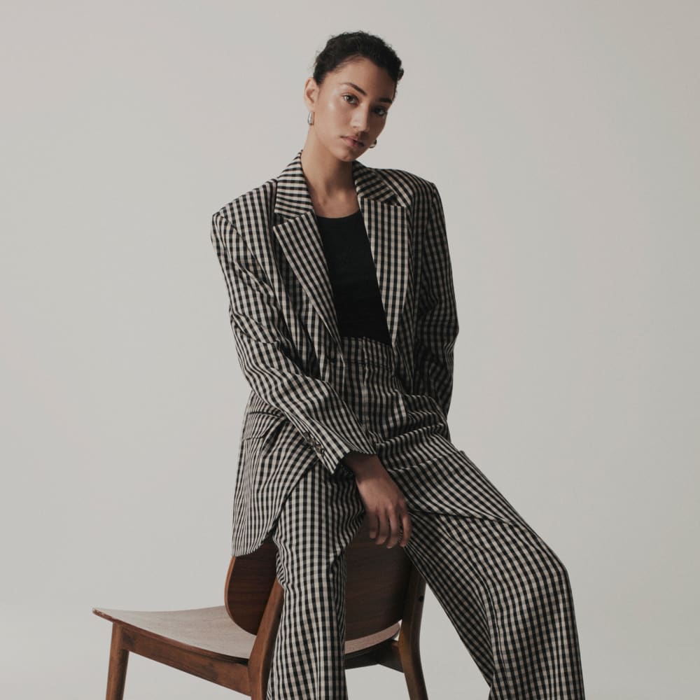 The Draper Pleated Pant in Buttersmooth in Khaki / Black — detail view
