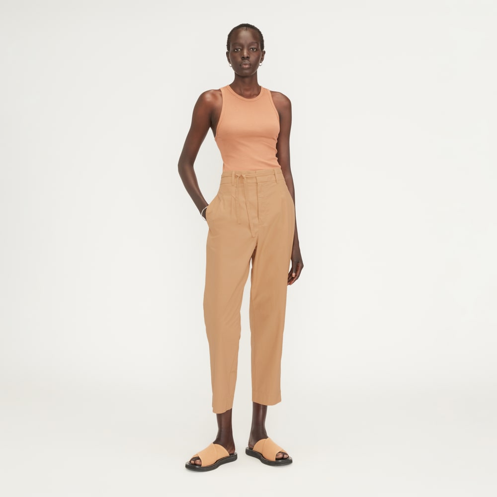 The Poplin Pleated Taper Pant in Caramel — detail view