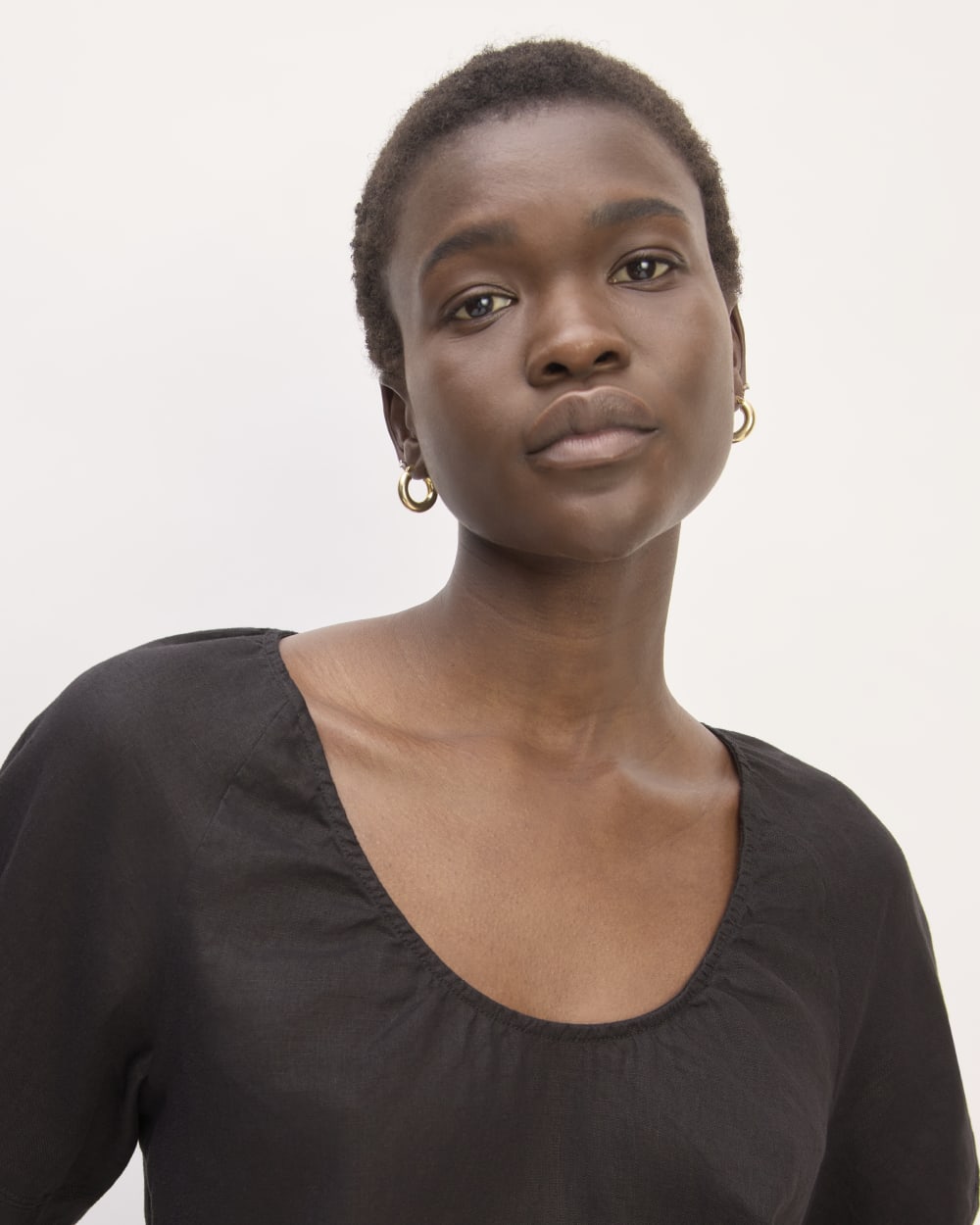 The Scoop Top in Linen in Black — detail view