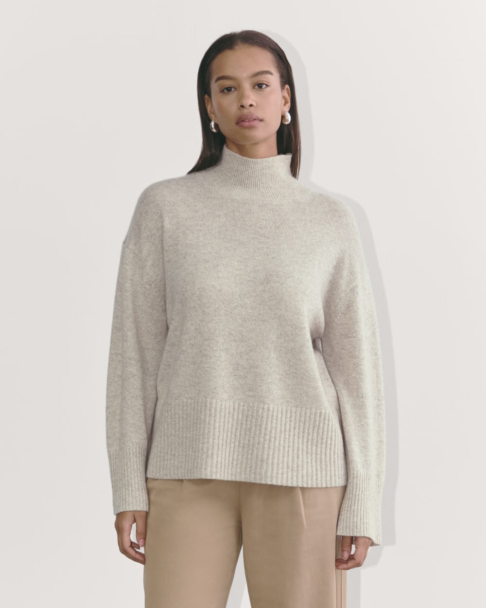 The Boxy Turtleneck in Cashmere in Canvas — front view