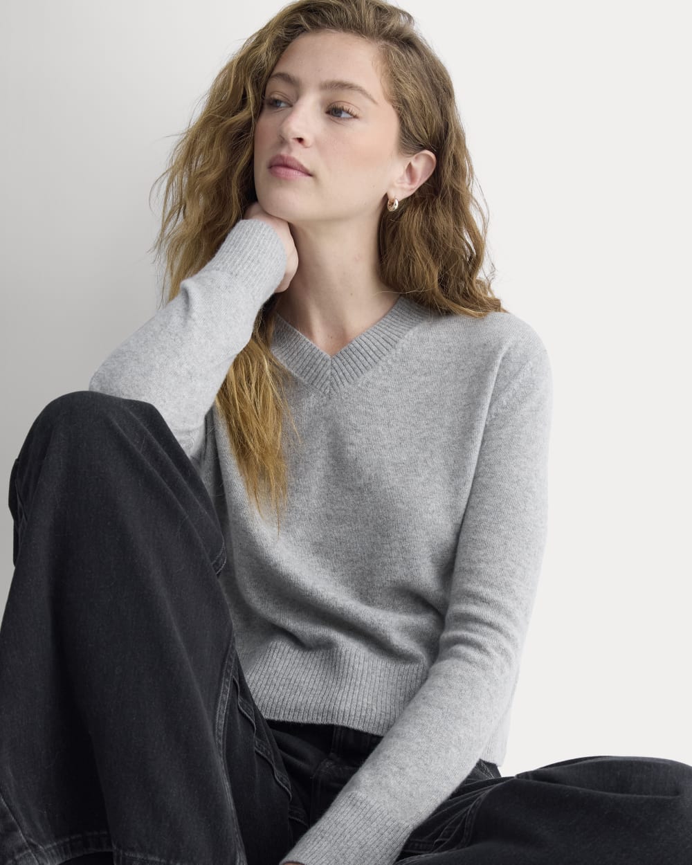 Cashmere Cropped High-V Sweater in Light Heather Grey — detail view