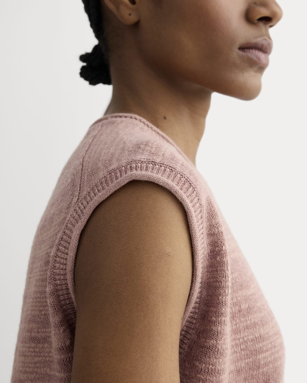 The Muscle Sweater in Cotton Linen in Rose Dusk — detail view