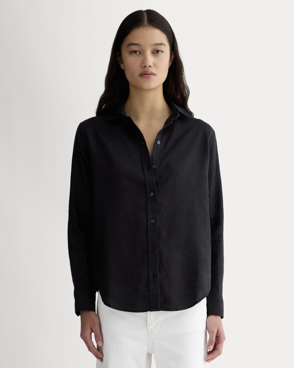 The Must-Have Shirt in Linen in Black — front view