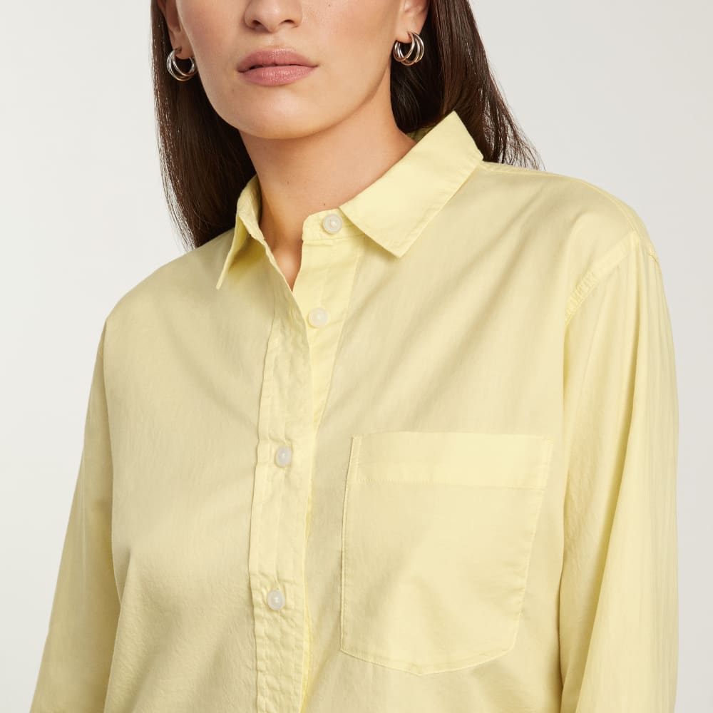 The Way-Short Shirt in Silky Cotton in Pastel Yellow — detail view