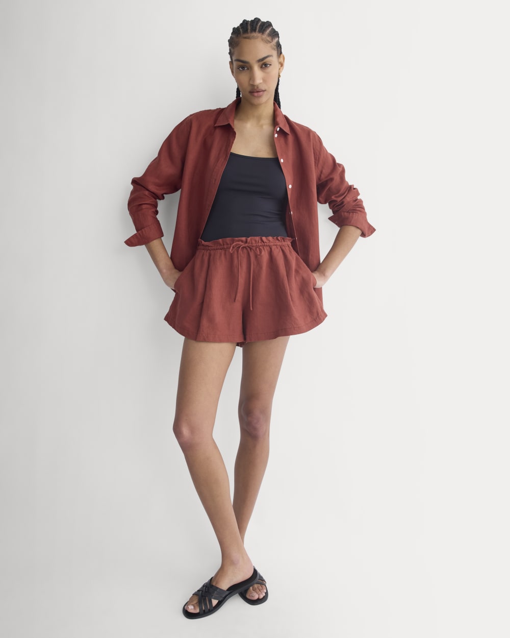 Flowy Short in Linen in Henna Red — detail view