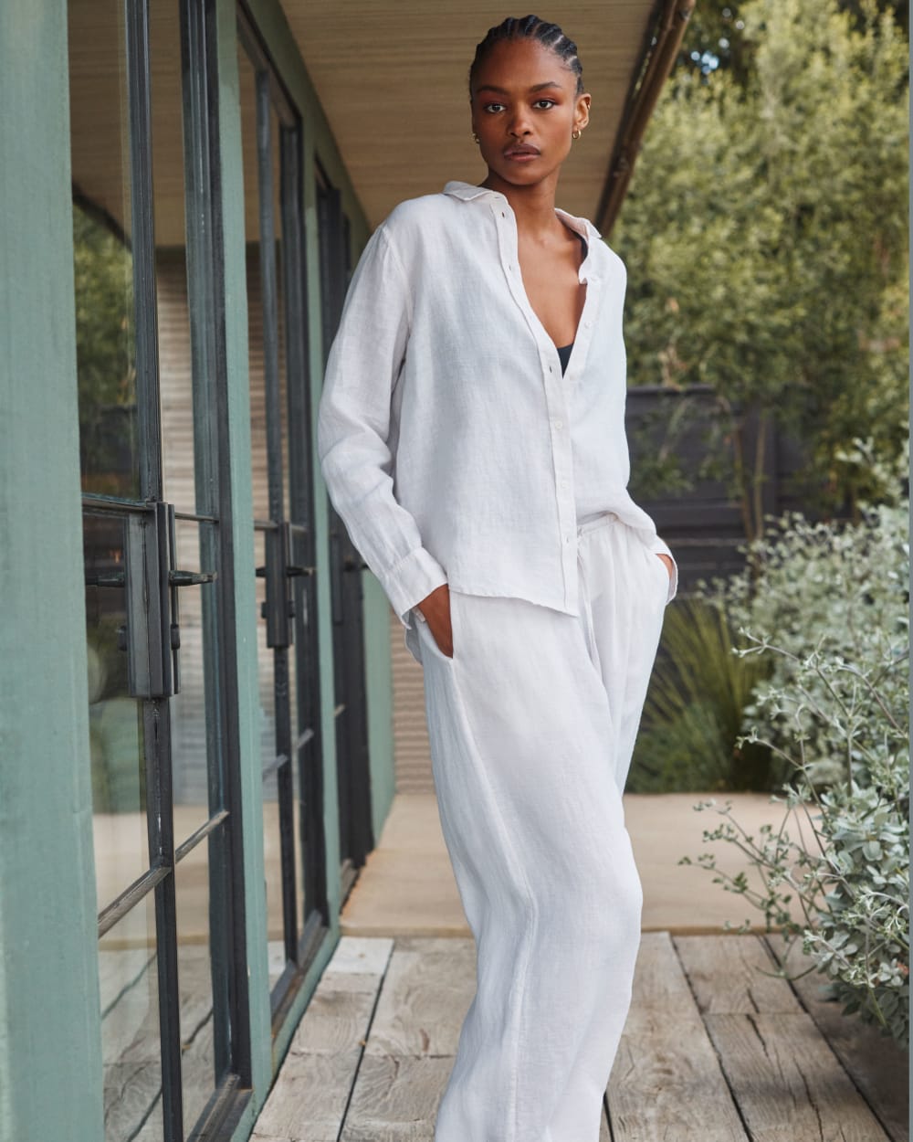 The Must-Have Shirt in Linen in White — detail view
