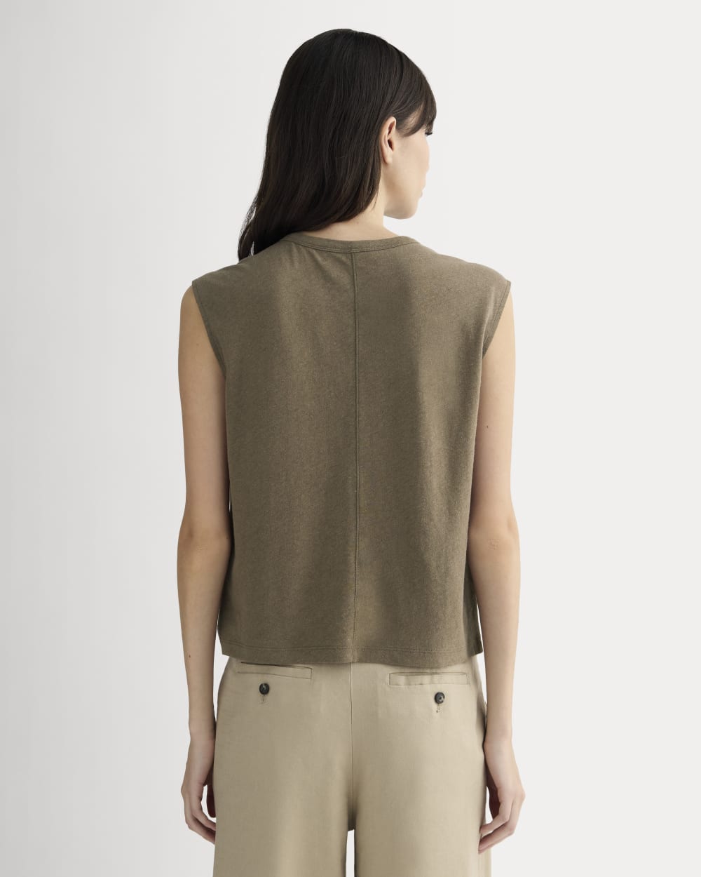 The Muscle Tee in Cotton Linen in Deep Taupe — detail view