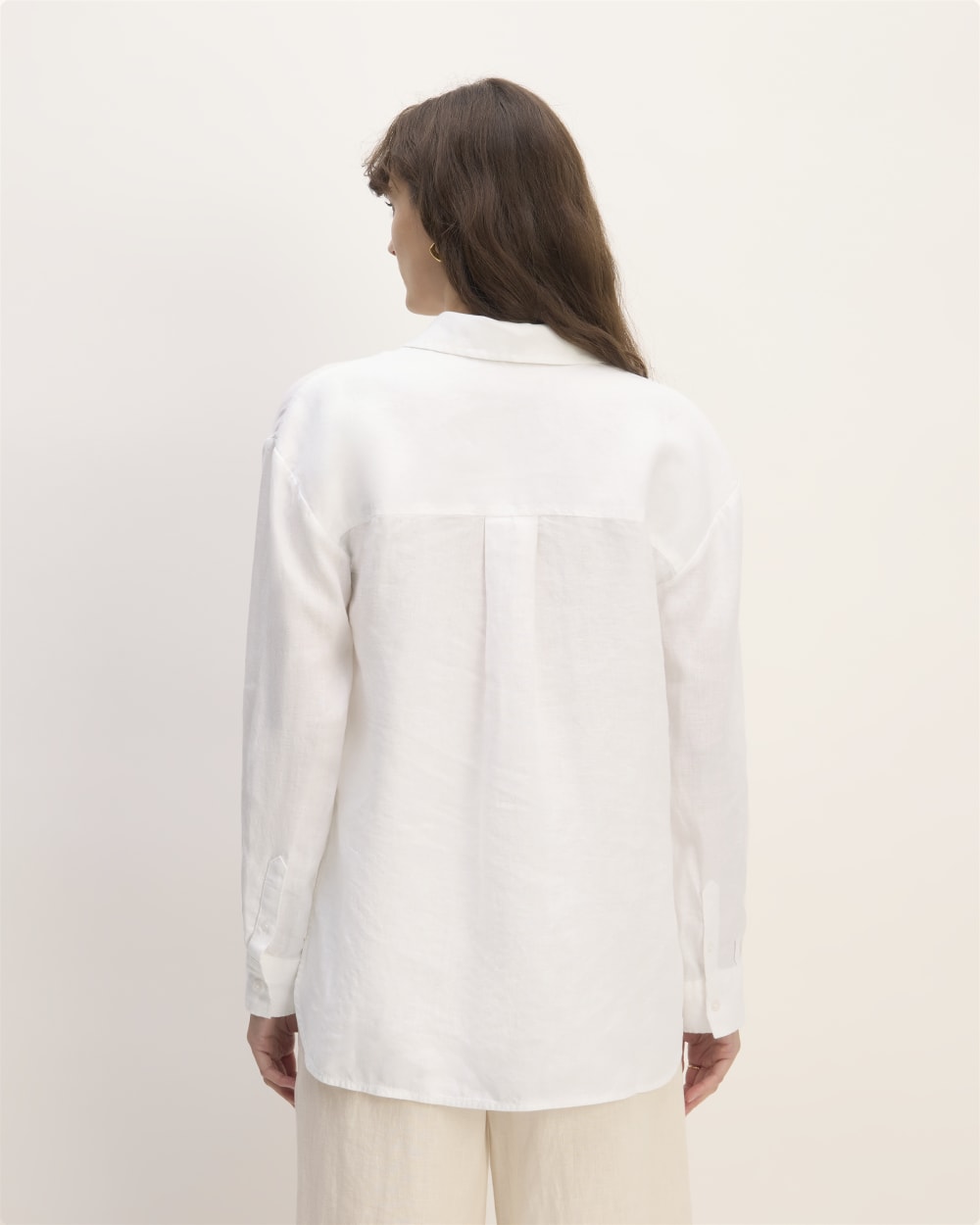 The Boyfriend Shirt in Linen in White — detail view