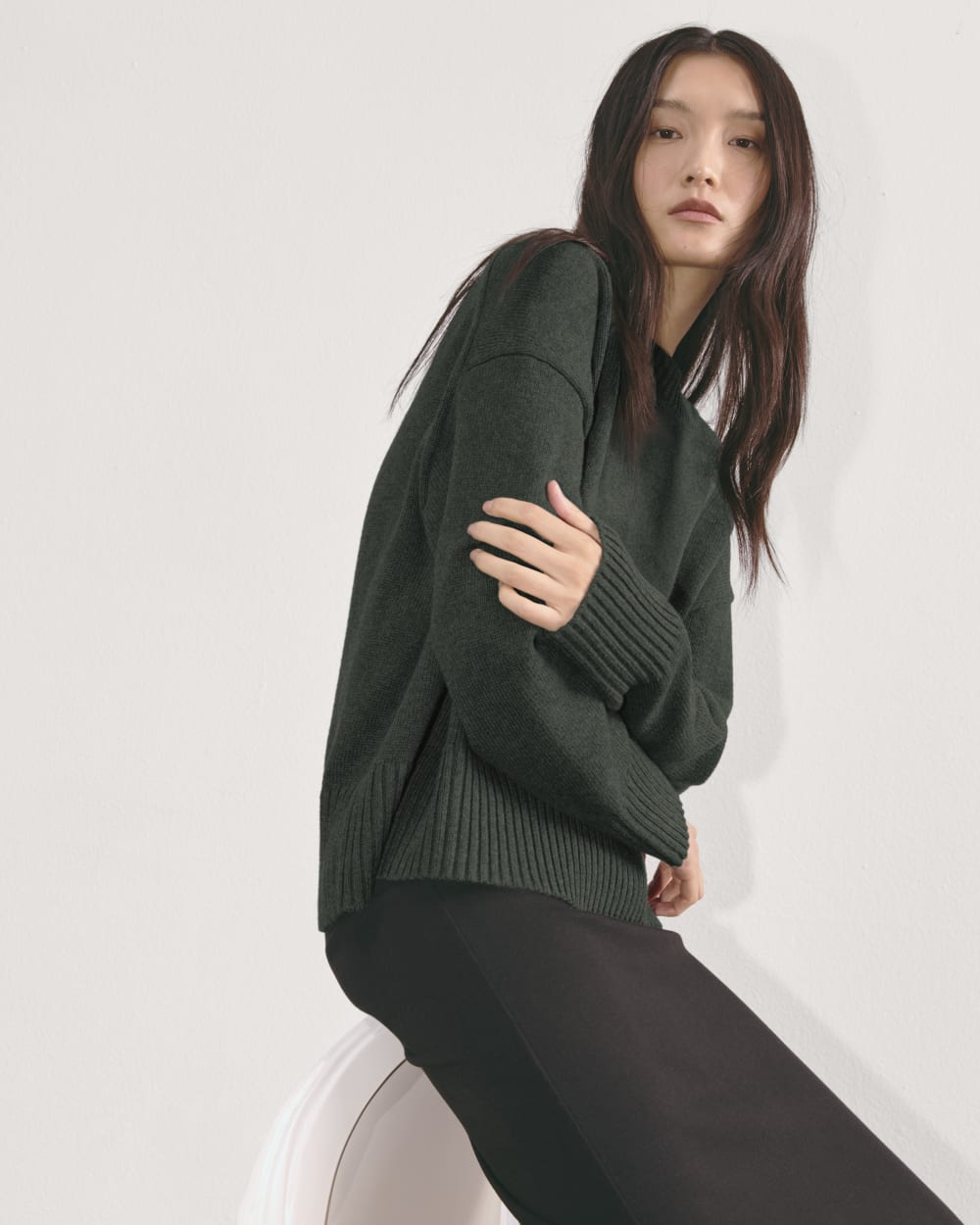 The Boxy Sweater in Everyday Cotton in Scarab — detail view