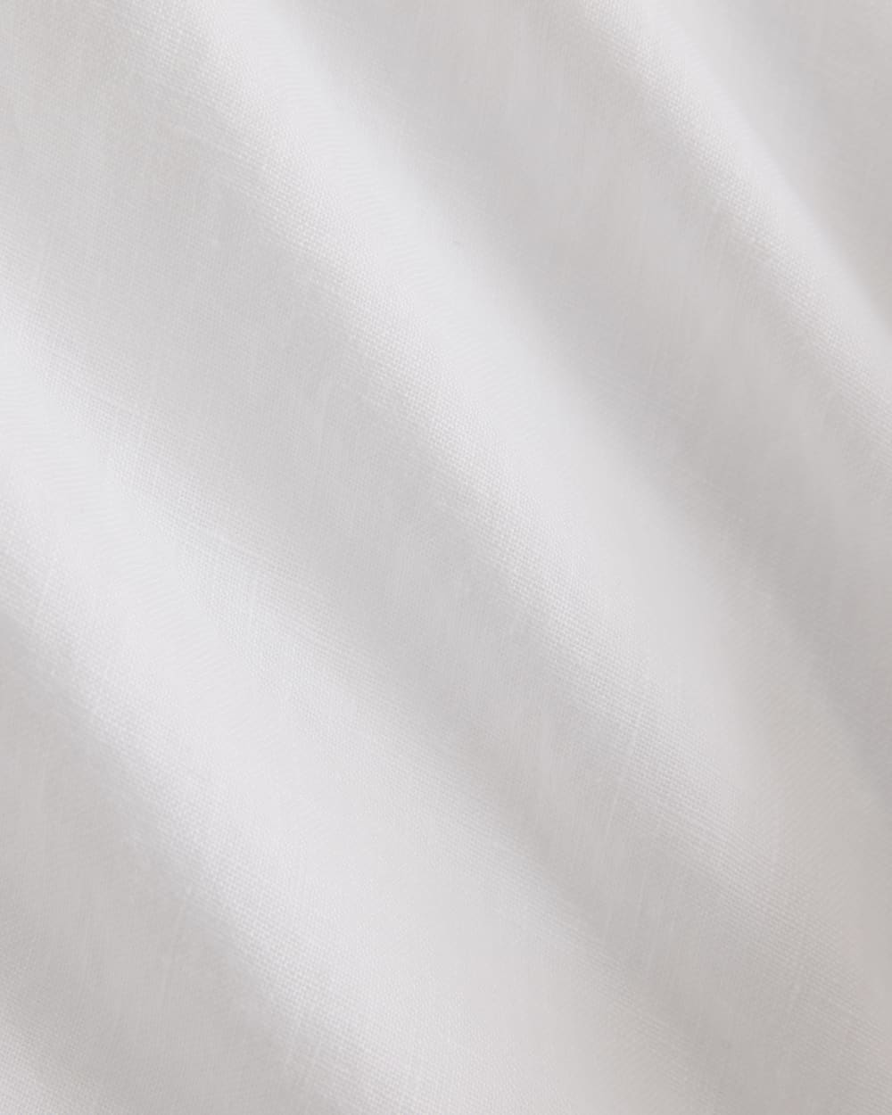 The Boxy Shirt in Linen in White — detail view