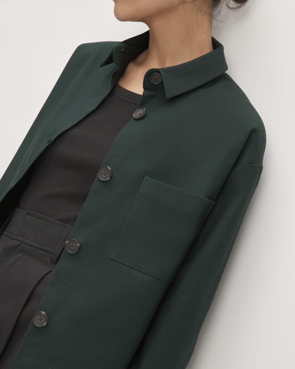 The Structured Cotton Cropped Shirt in Scarab — detail view