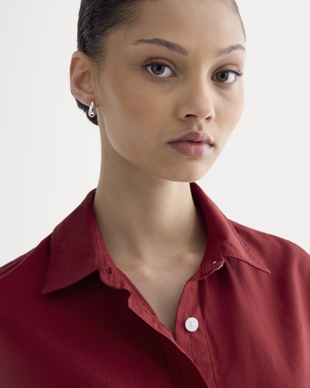 The Way-Short Shirt in Silky Cotton in Merlot — detail view