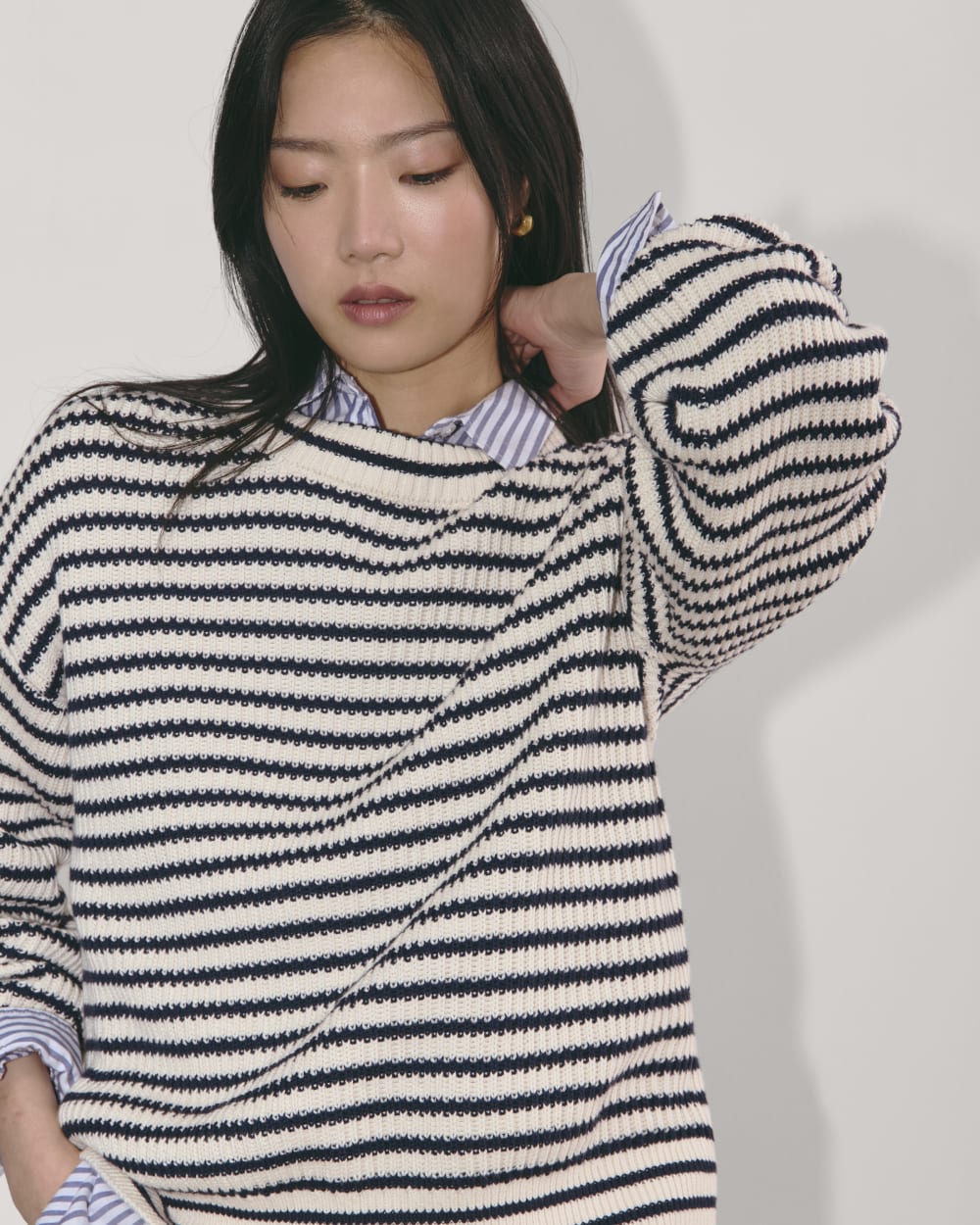 The Cocoon Crew in Everyday Cotton in Canvas / Navy — detail view