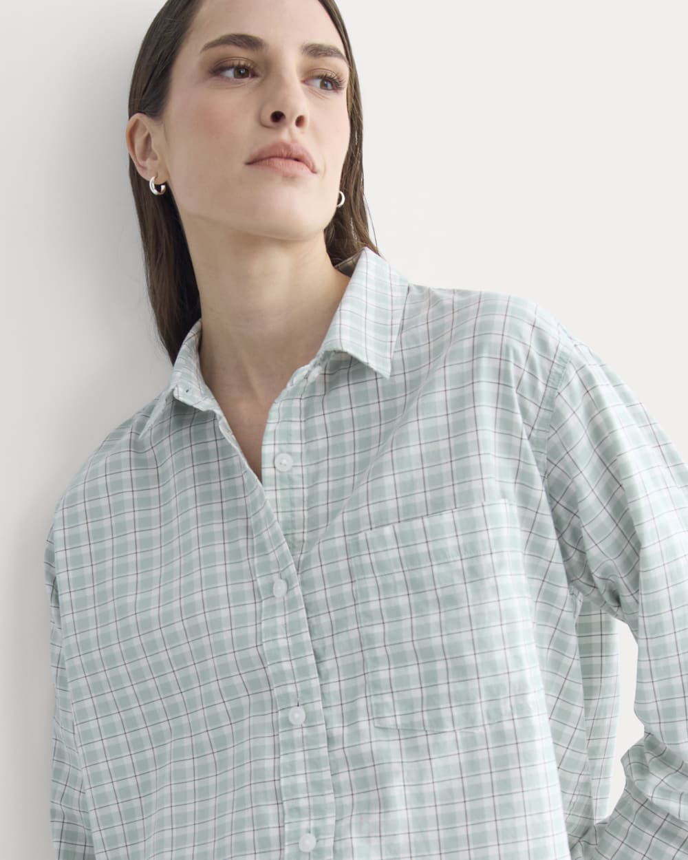 The Way-Short Shirt in Silky Cotton in Gray Mist — detail view