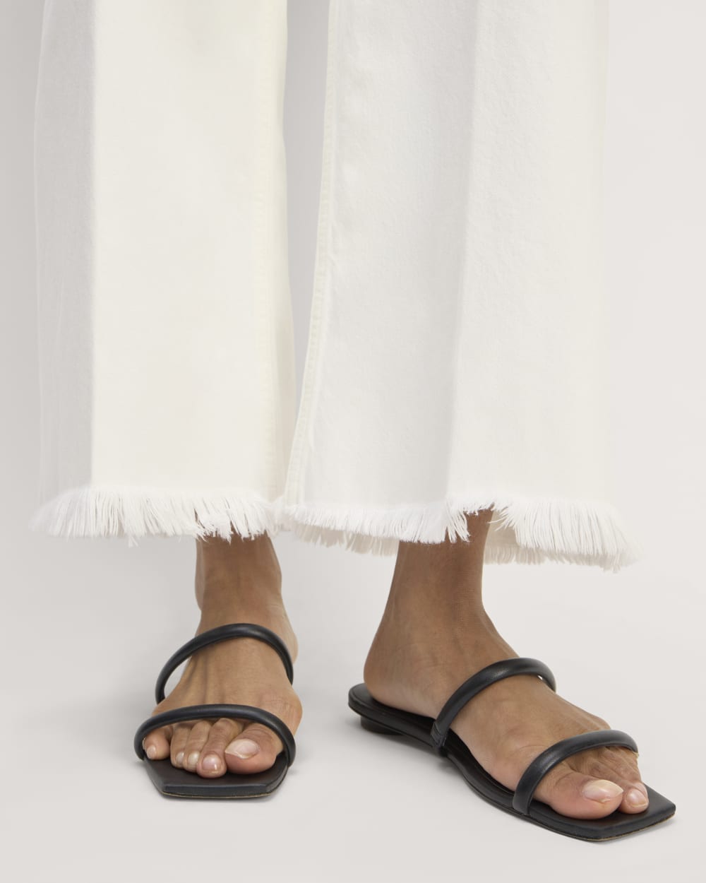 The Mariner Cropped Jean in Frayed Hem Bone — detail view