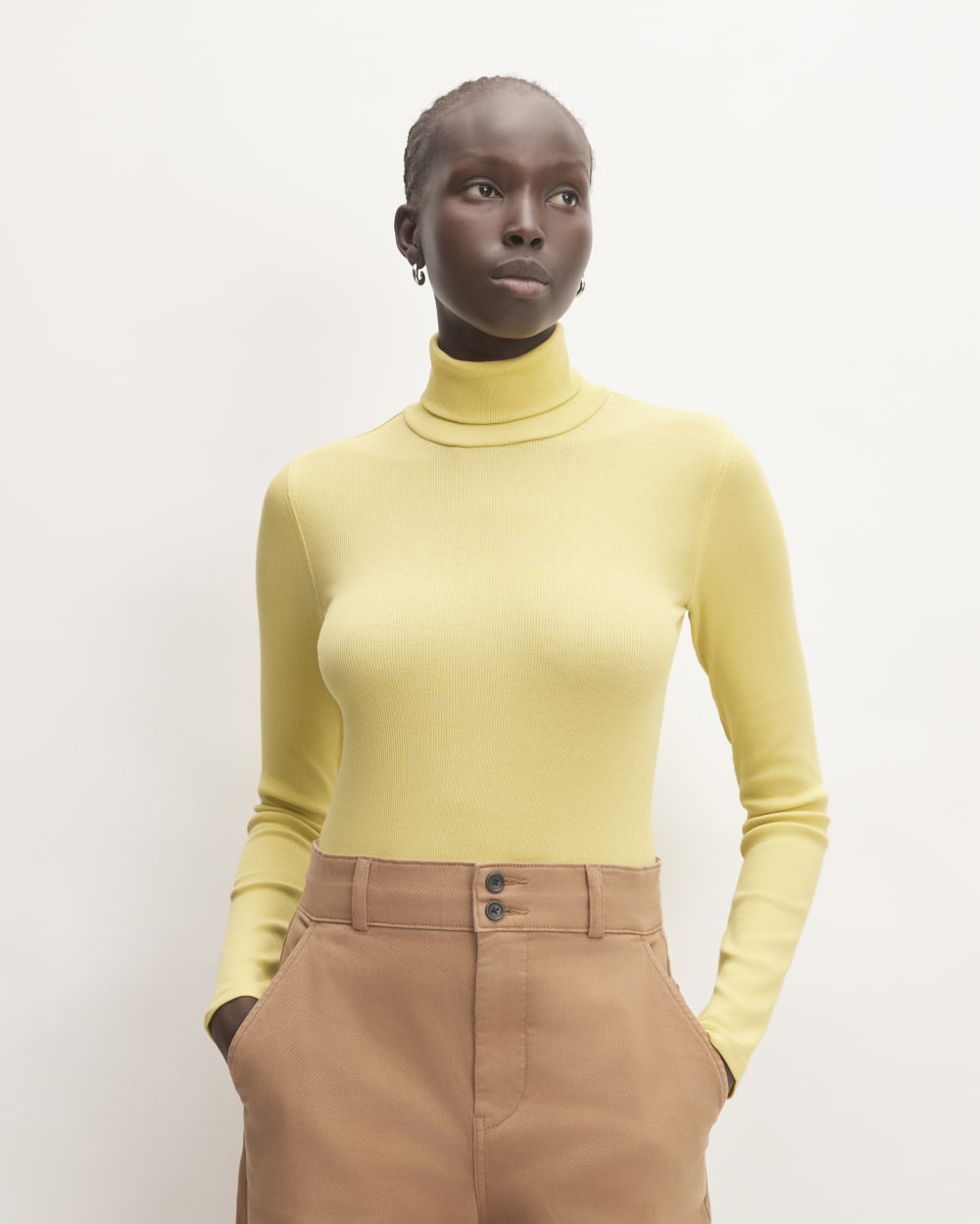 The Luxe Rib Turtleneck in Raffia — front view