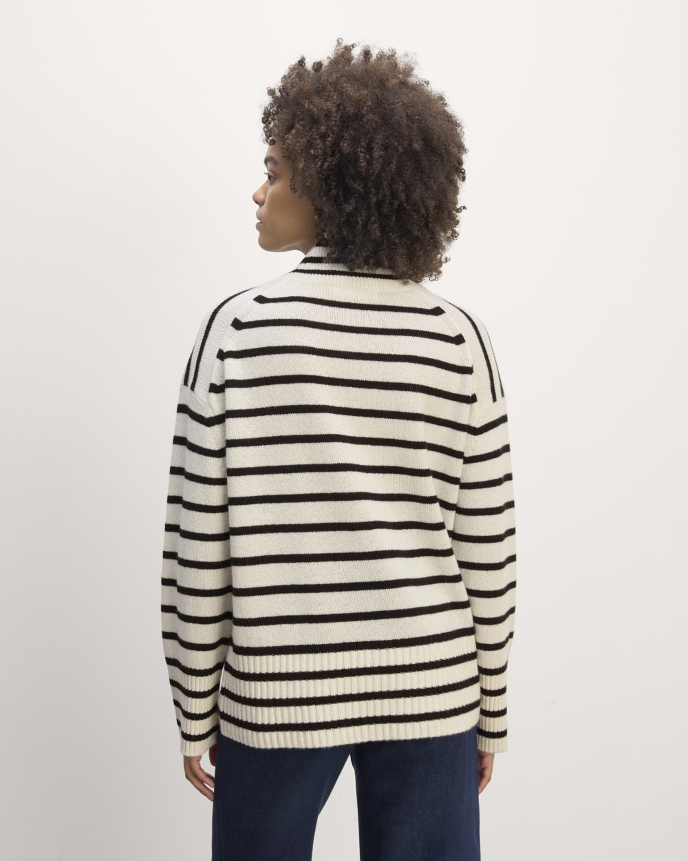 The Boxy Turtleneck in Cashmere in Bone / Black — detail view