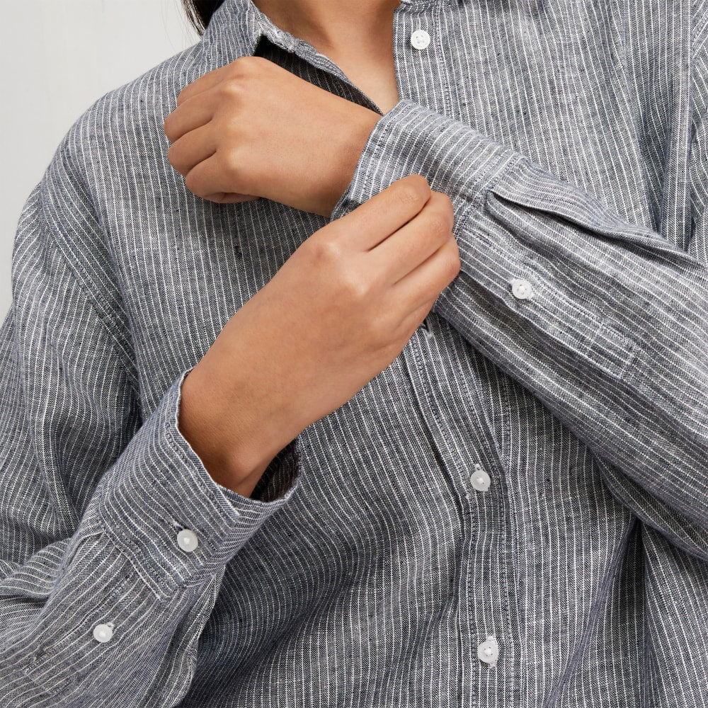 The Must-Have Shirt in Linen in Canvas Tan / Navy — detail view