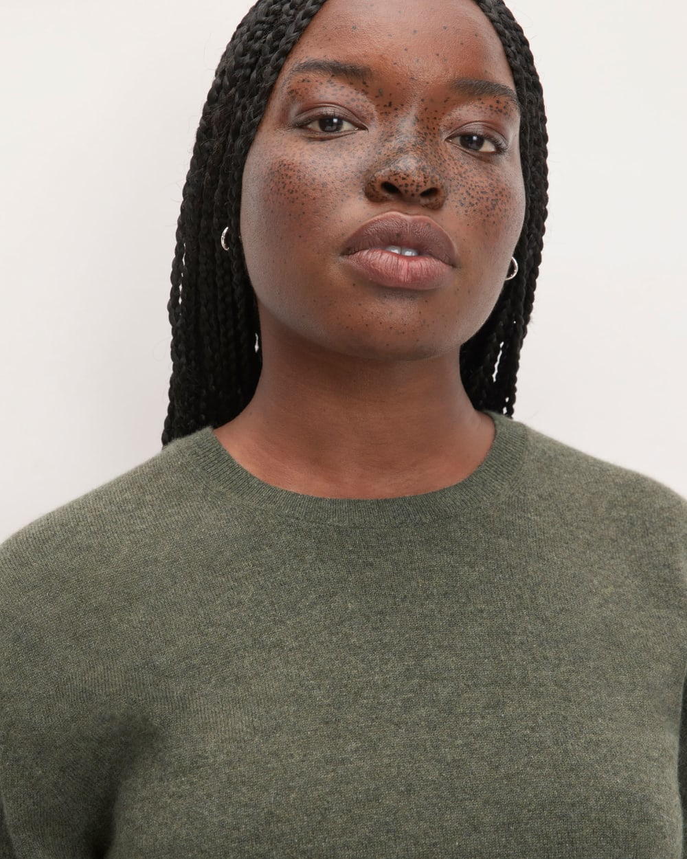 The Classic Crew in Cashmere in Heathered Army Green — detail view