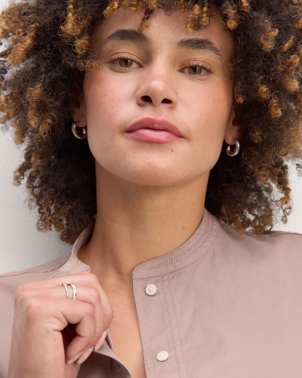 The Henley Shirt in Silky Cotton in Dusty Rose — detail view