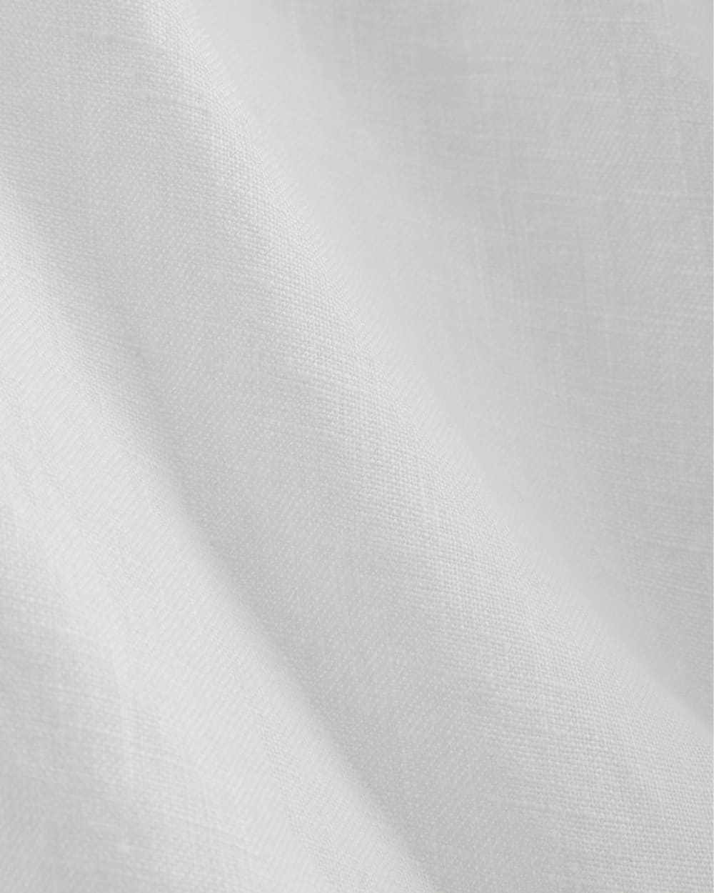 The Must-Have Shirt in Linen in White — detail view