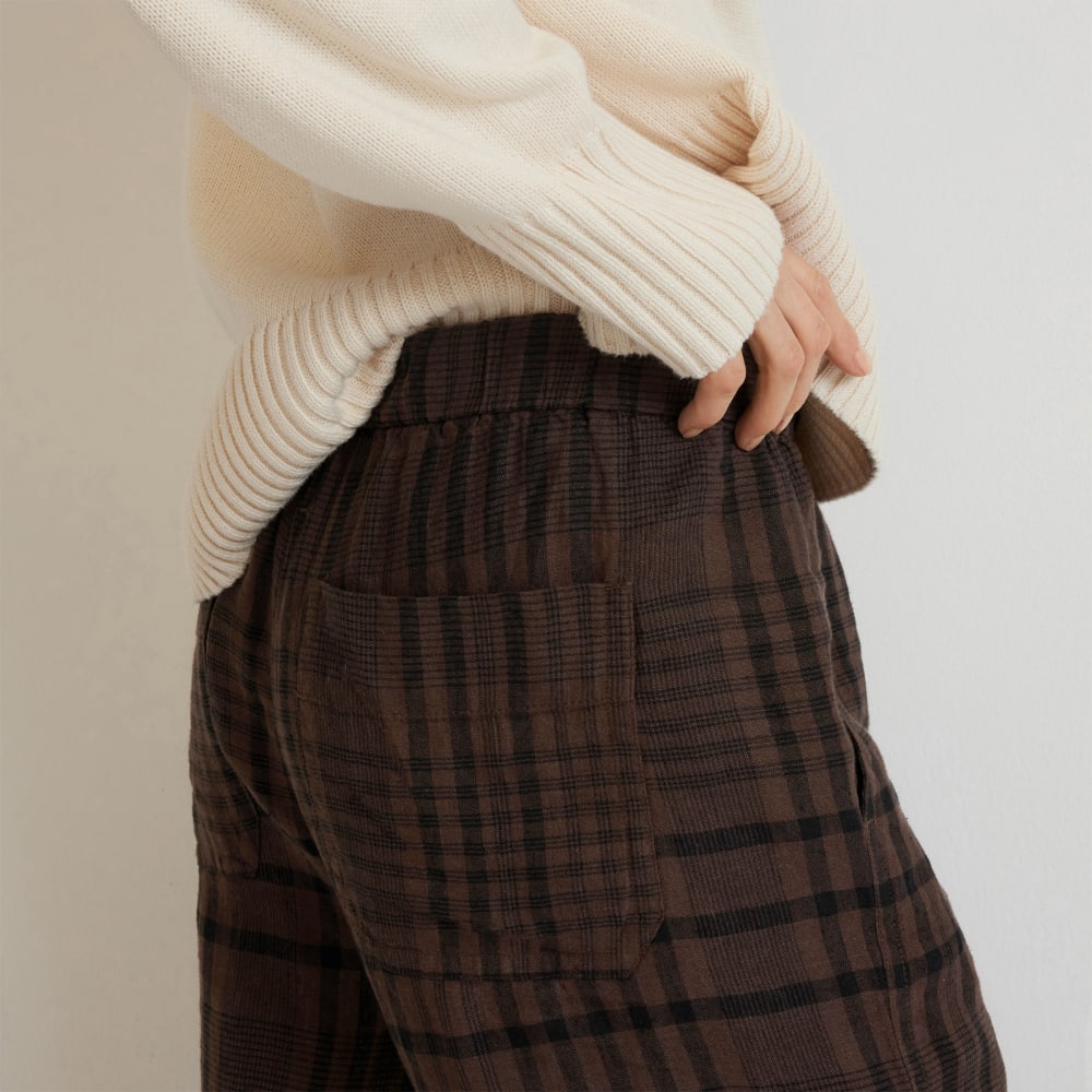 The Linen Pull-On Barrel Pant in Chocolate Brown / Black — detail view