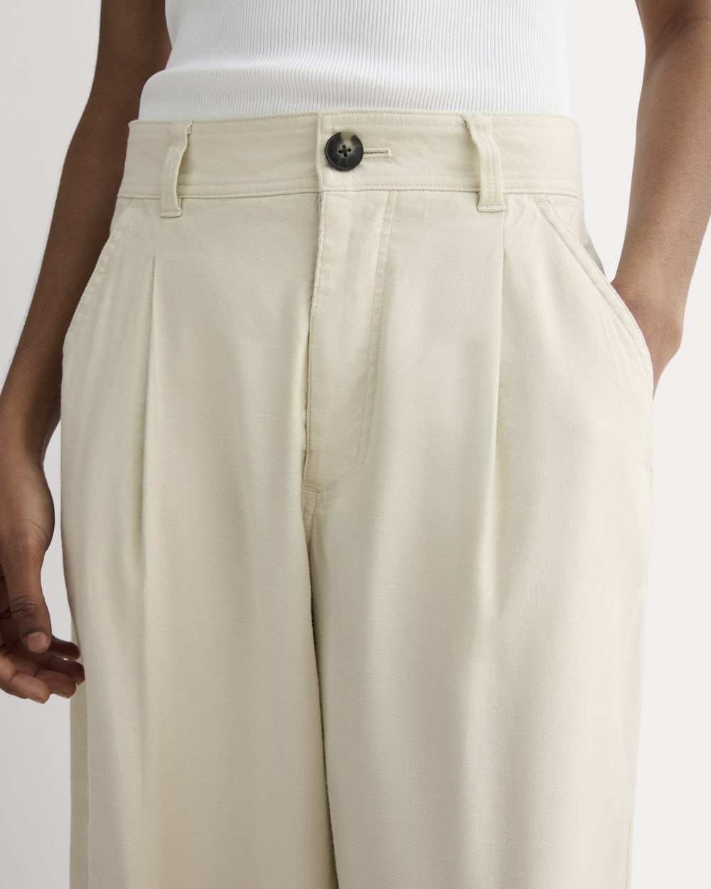 The Everywhere Pant in Stretch Linen in Birch — detail view