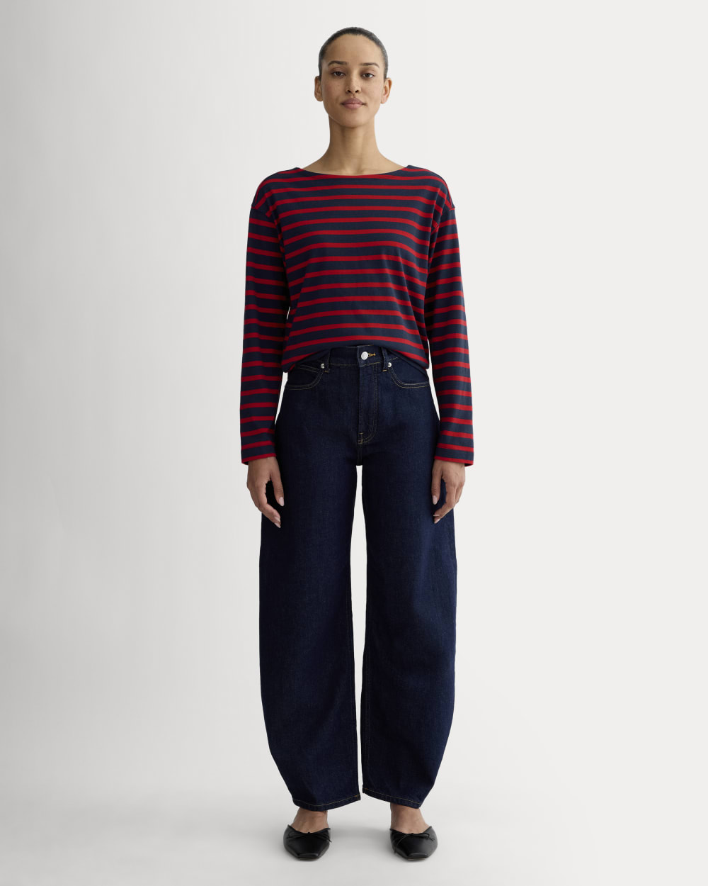 The Mariner Tee in Navy / Classic Red — detail view