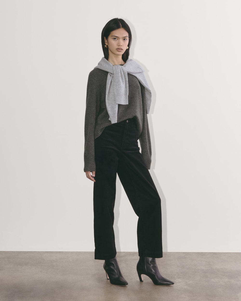 The Boxy Crew in Cashmere in Heather Charcoal — detail view
