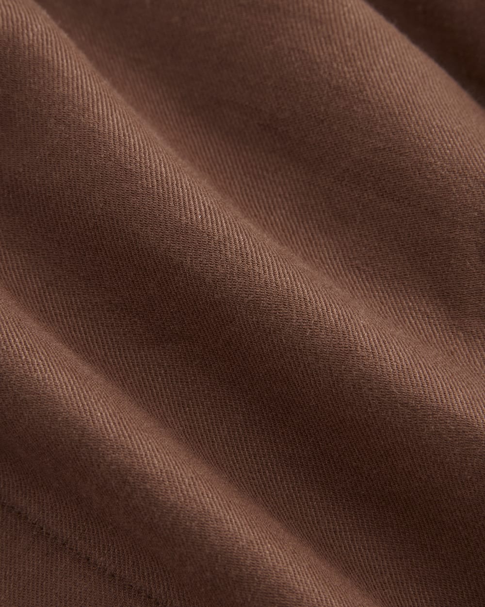 The Pleated Short in Stretch Linen in Cedarwood — detail view