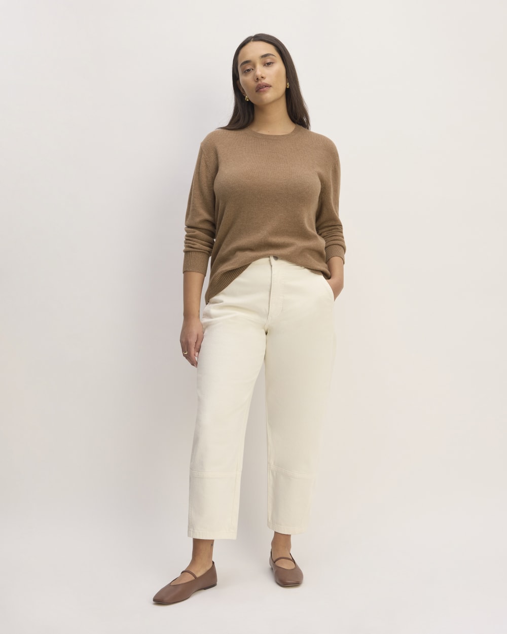 The Classic Crew in Cashmere in Heathered Brown — detail view