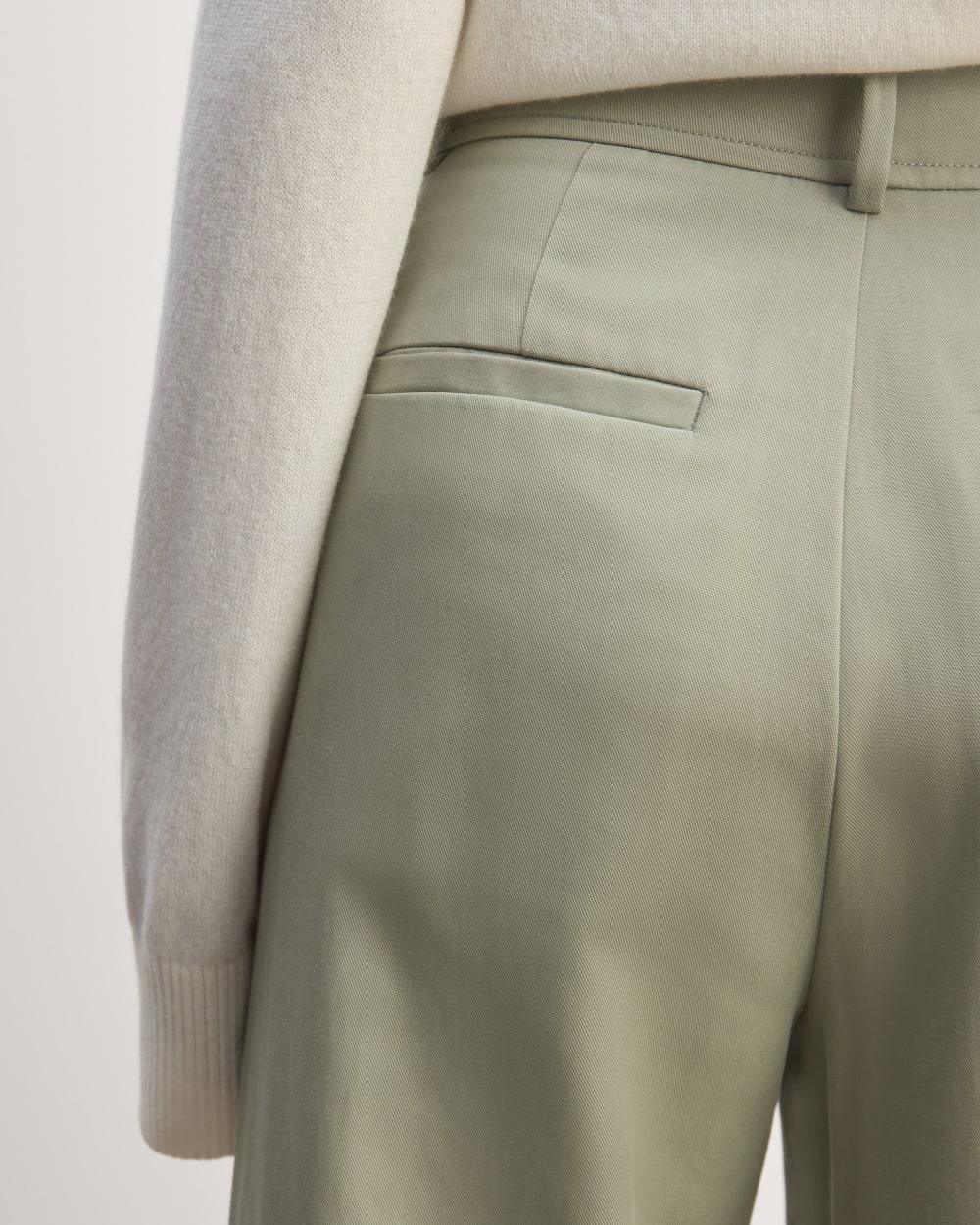 The Draper Pleated Pant in Buttersmooth in Seagrass — detail view