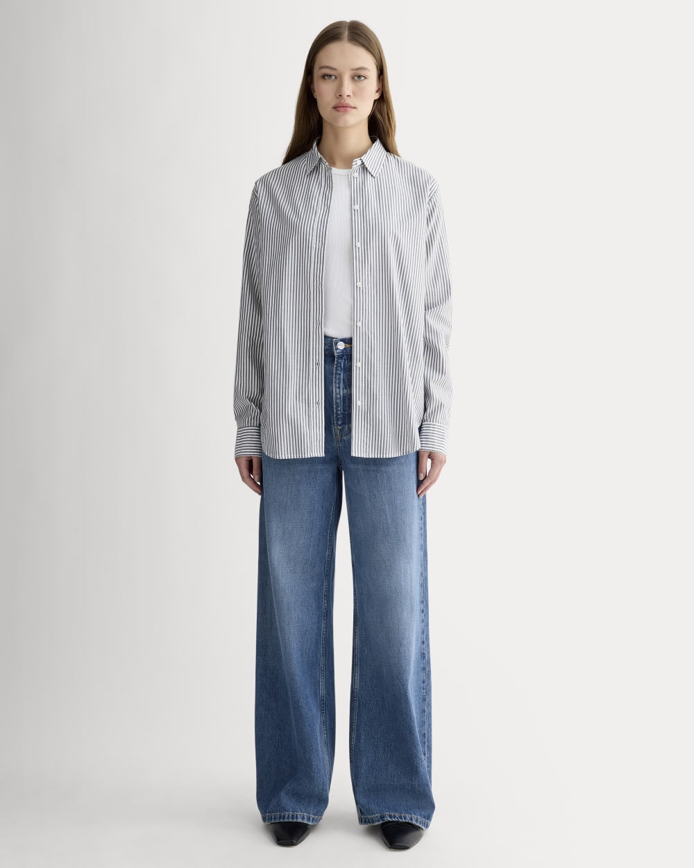 The Must-Have Shirt in Silky Cotton in Grey / White — detail view