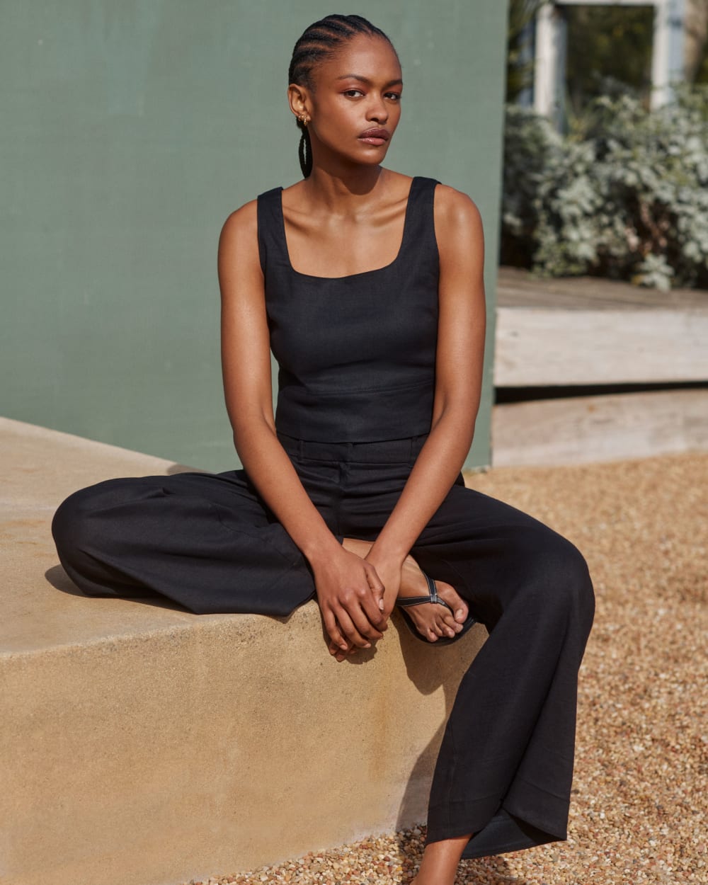 The Wide-Leg Pant in Stretch Linen in Black — detail view