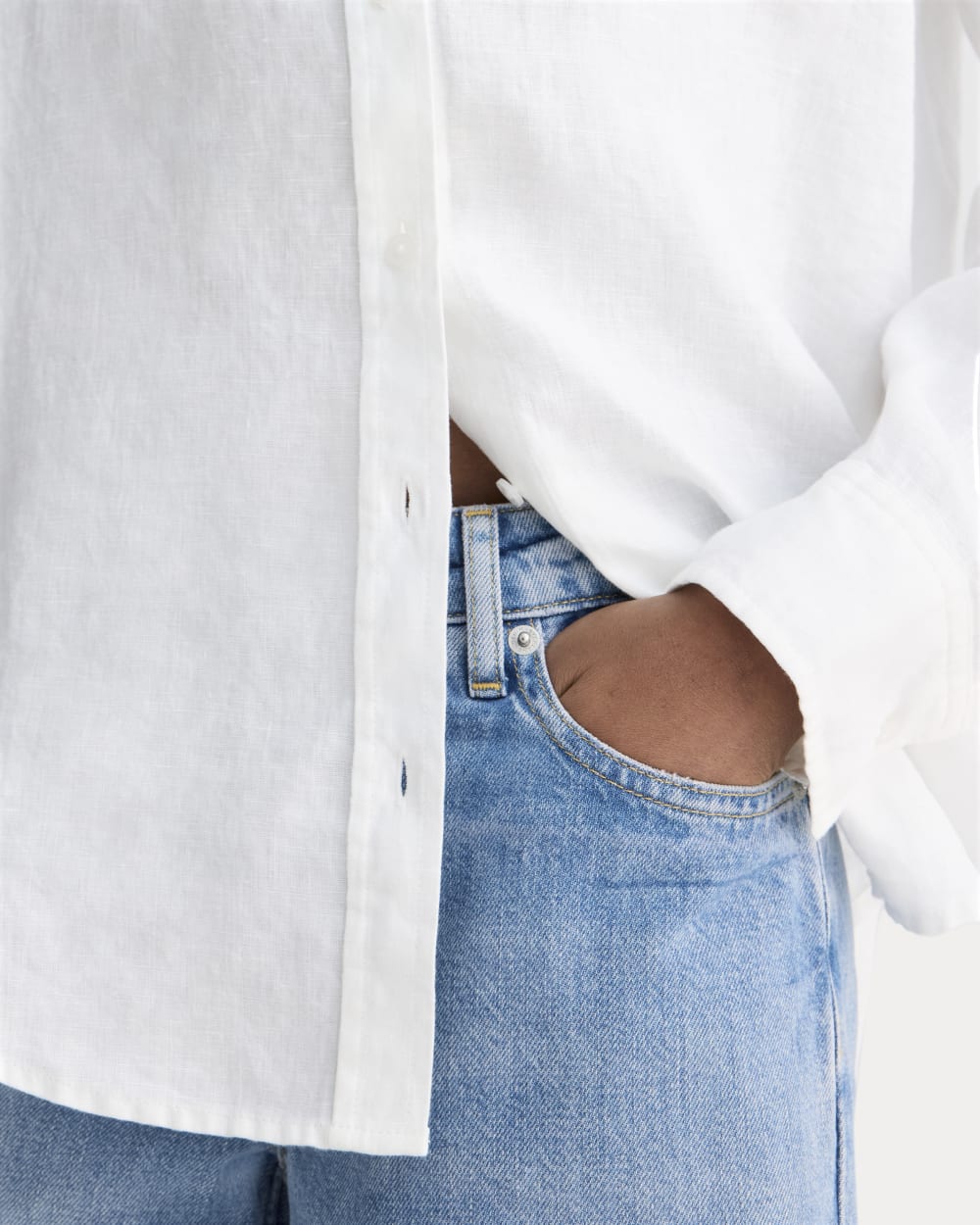 The Must-Have Shirt in Linen in White — detail view