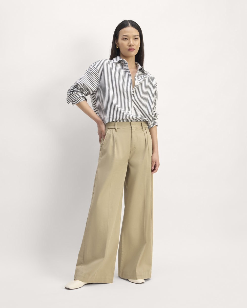 The Pleated Wide-Leg Chino in Trench Coat Khaki — front view