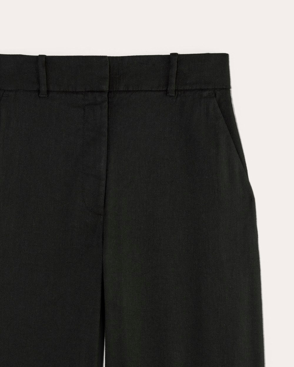 The Wide-Leg Pant in Stretch Linen in Black — detail view