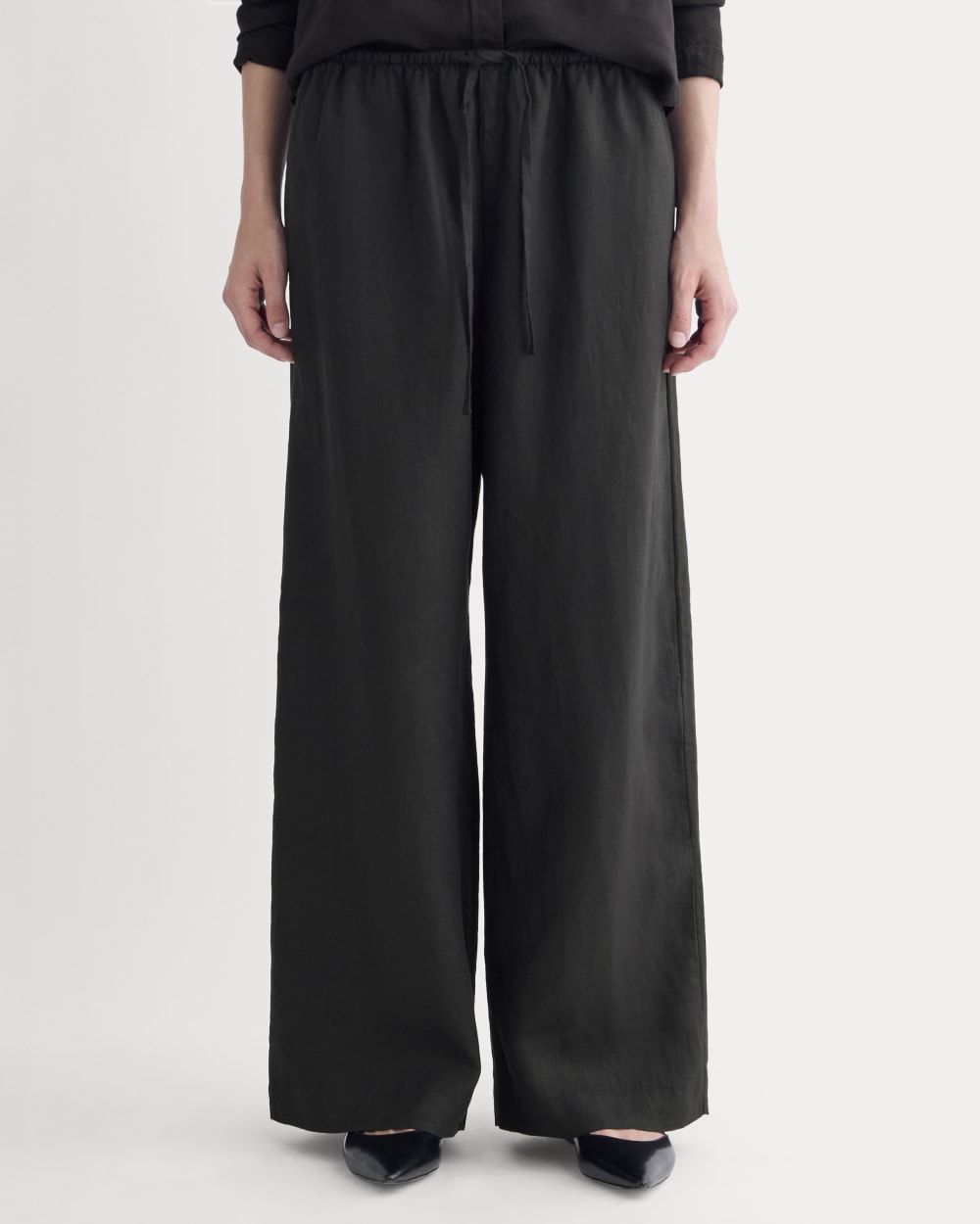 The Drawstring Pant in Linen in Black — detail view