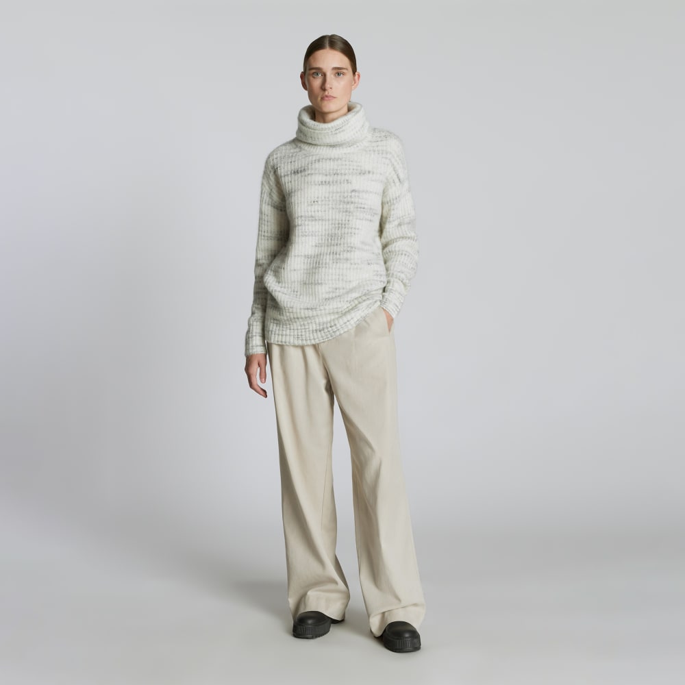 The Alpaca Oversized Turtleneck in Light Grey Heather — detail view