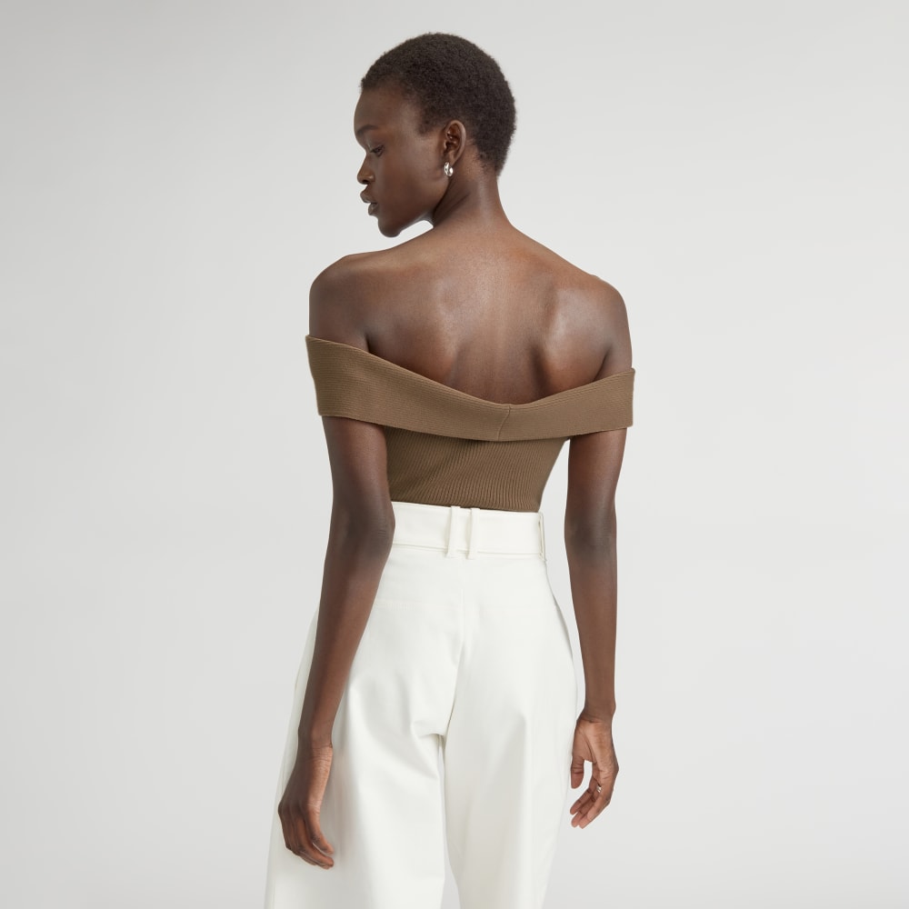 The Ribbed Cotton Off-The-Shoulder Top in Toasted Coconut — detail view