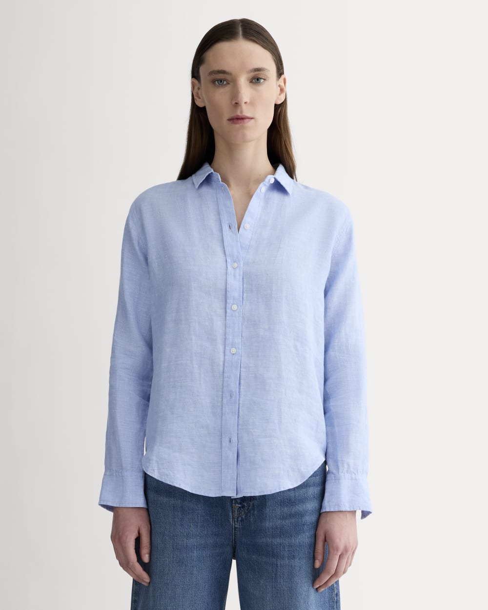 The Must-Have Shirt in Linen in Light Blue — front view