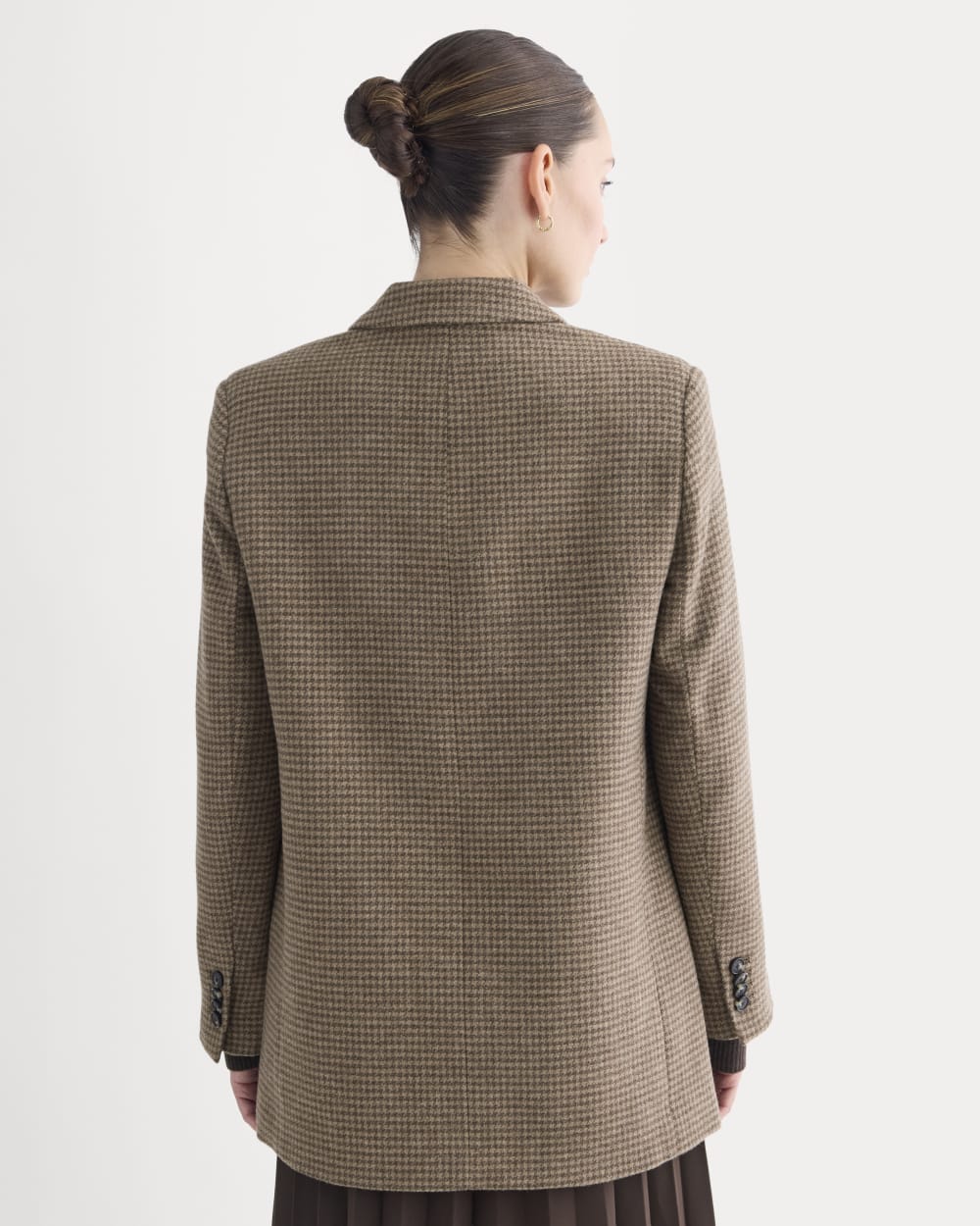 The Oversized Blazer in Wool in Brown Houndstooth — detail view