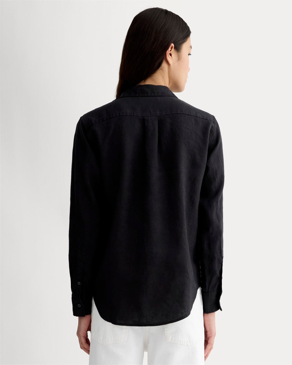 The Must-Have Shirt in Linen in Black — detail view