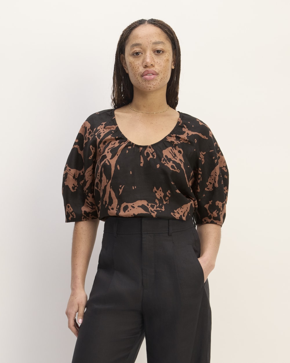 The Scoop Top in Linen in Carob Brown Abstract — front view